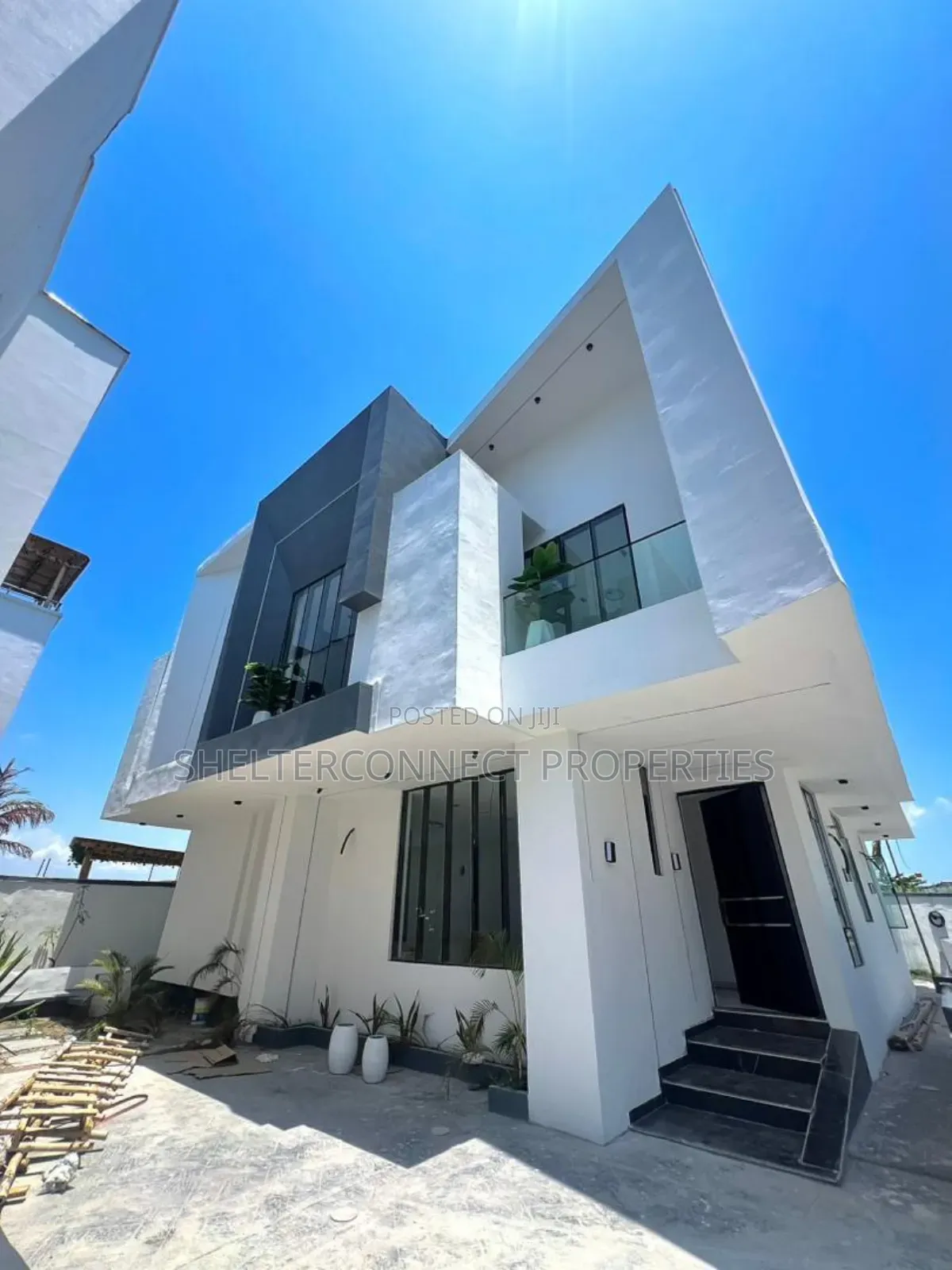 5bdrm Duplex in Chevron for sale in Chevron