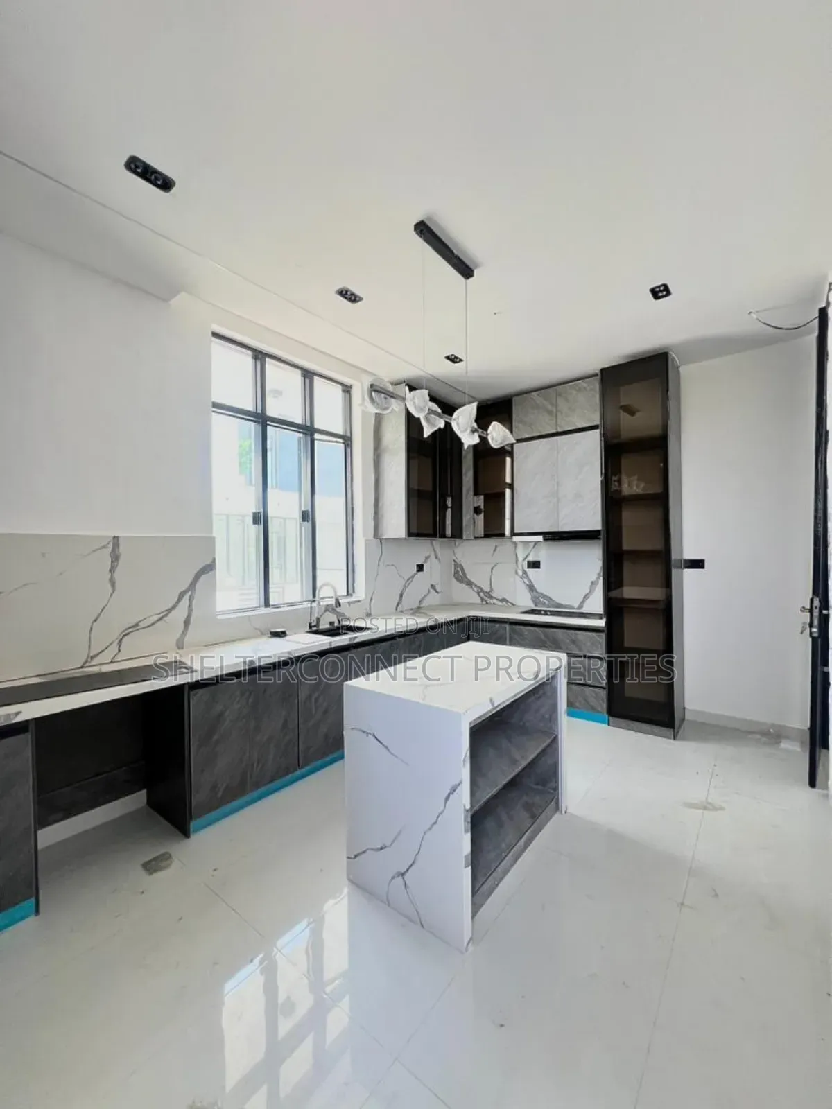5bdrm Duplex in Chevron for sale in Chevron
