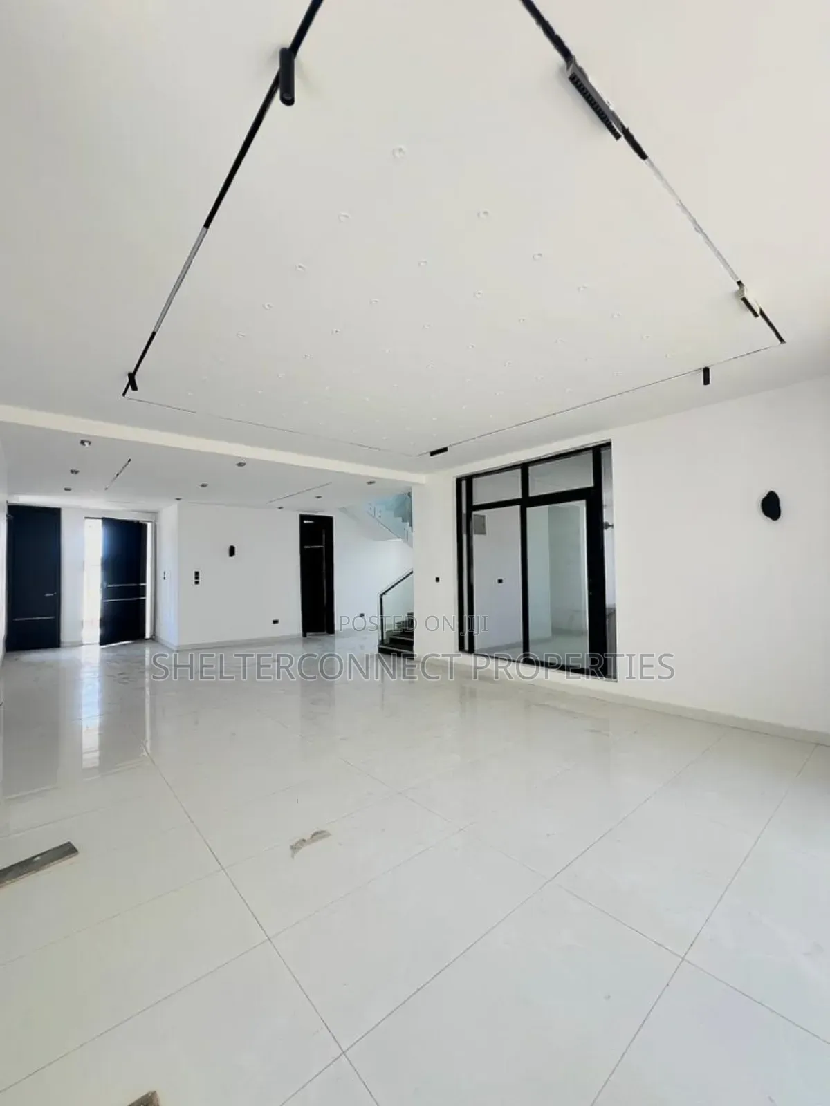 5bdrm Duplex in Chevron for sale in Chevron