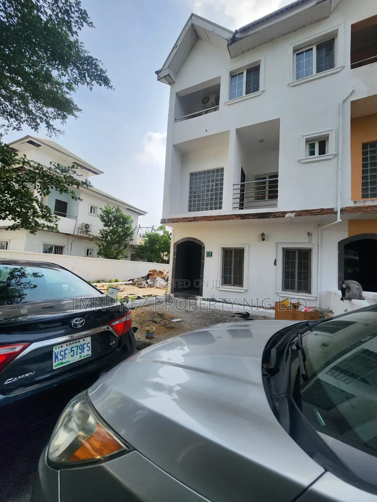 Studio Apartment in Chevron Leki for rent in Chevron