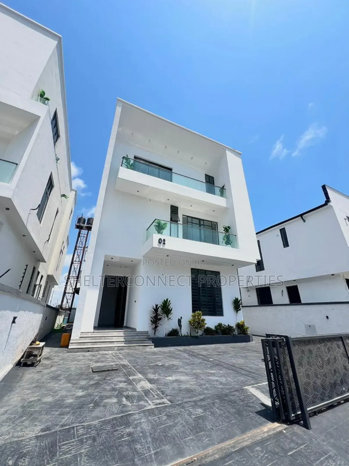 6bdrm Duplex in Chevron for sale in Chevron