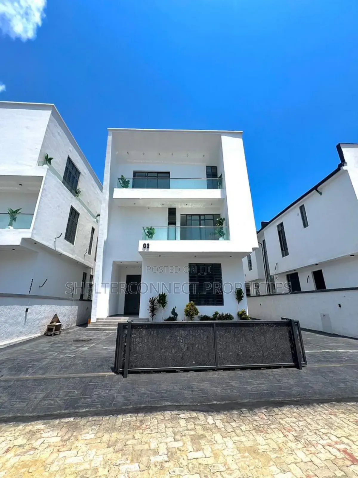 6bdrm Duplex in Chevron for sale in Chevron