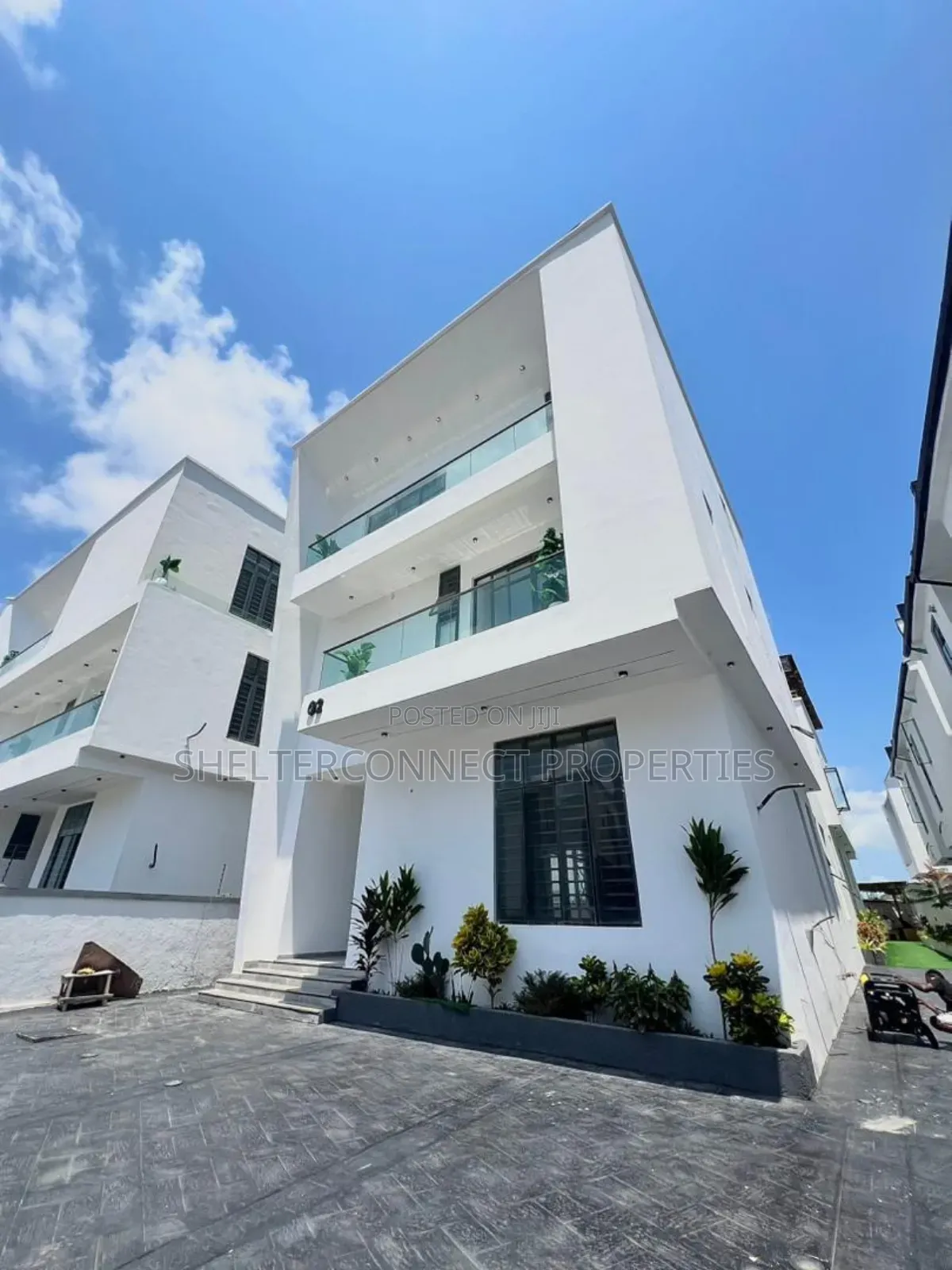 6bdrm Duplex in Chevron for sale in Chevron