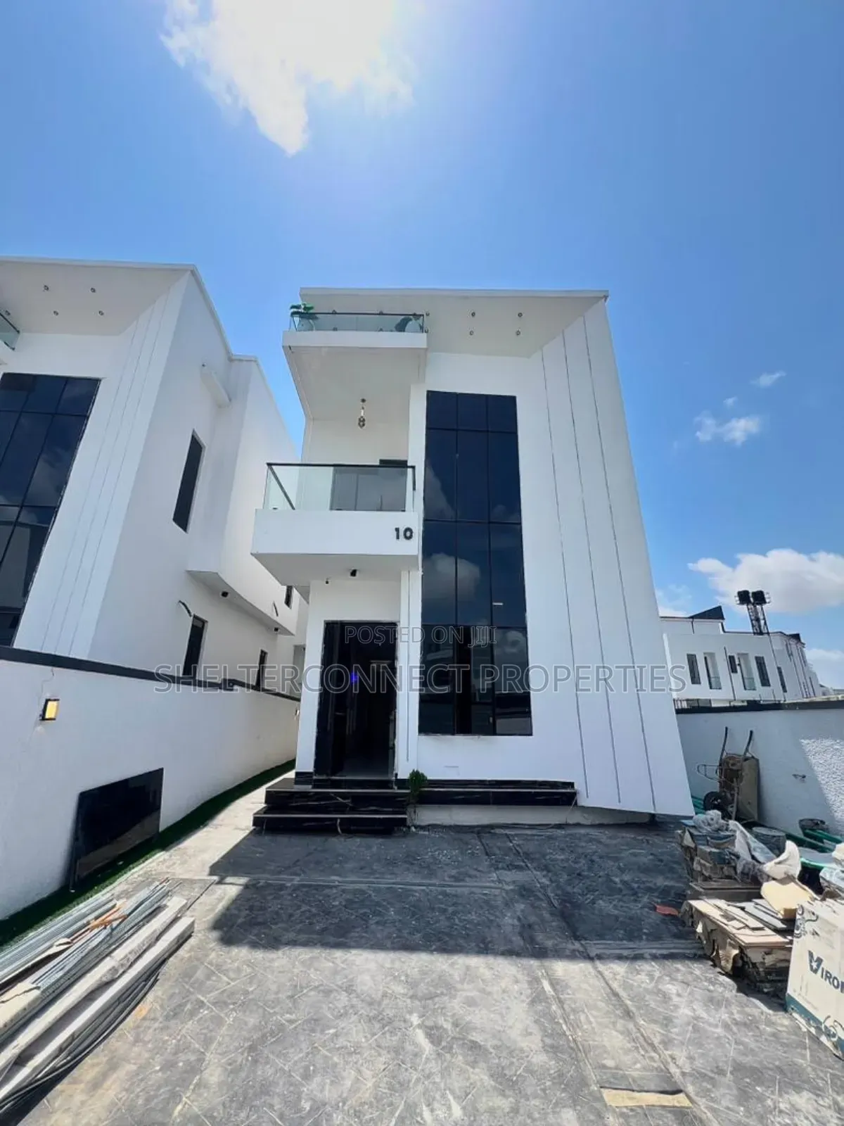 5bdrm Duplex in Chevron for sale in Chevron