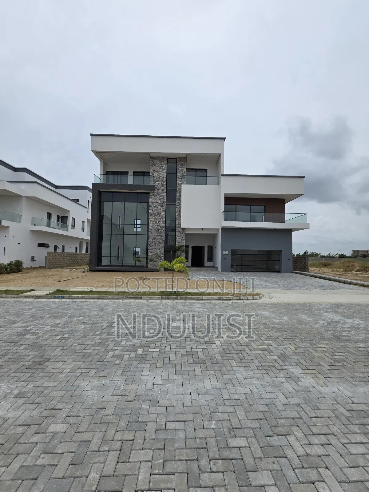5bdrm Duplex in Gracefield Estate for sale in Chevron