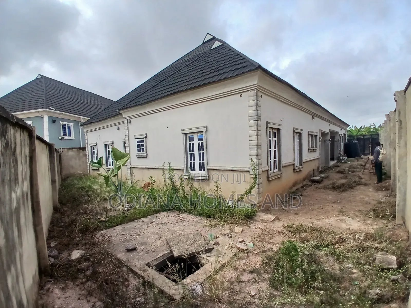 4bdrm Bungalow in Liberty Academy, Off for sale in Akala Express