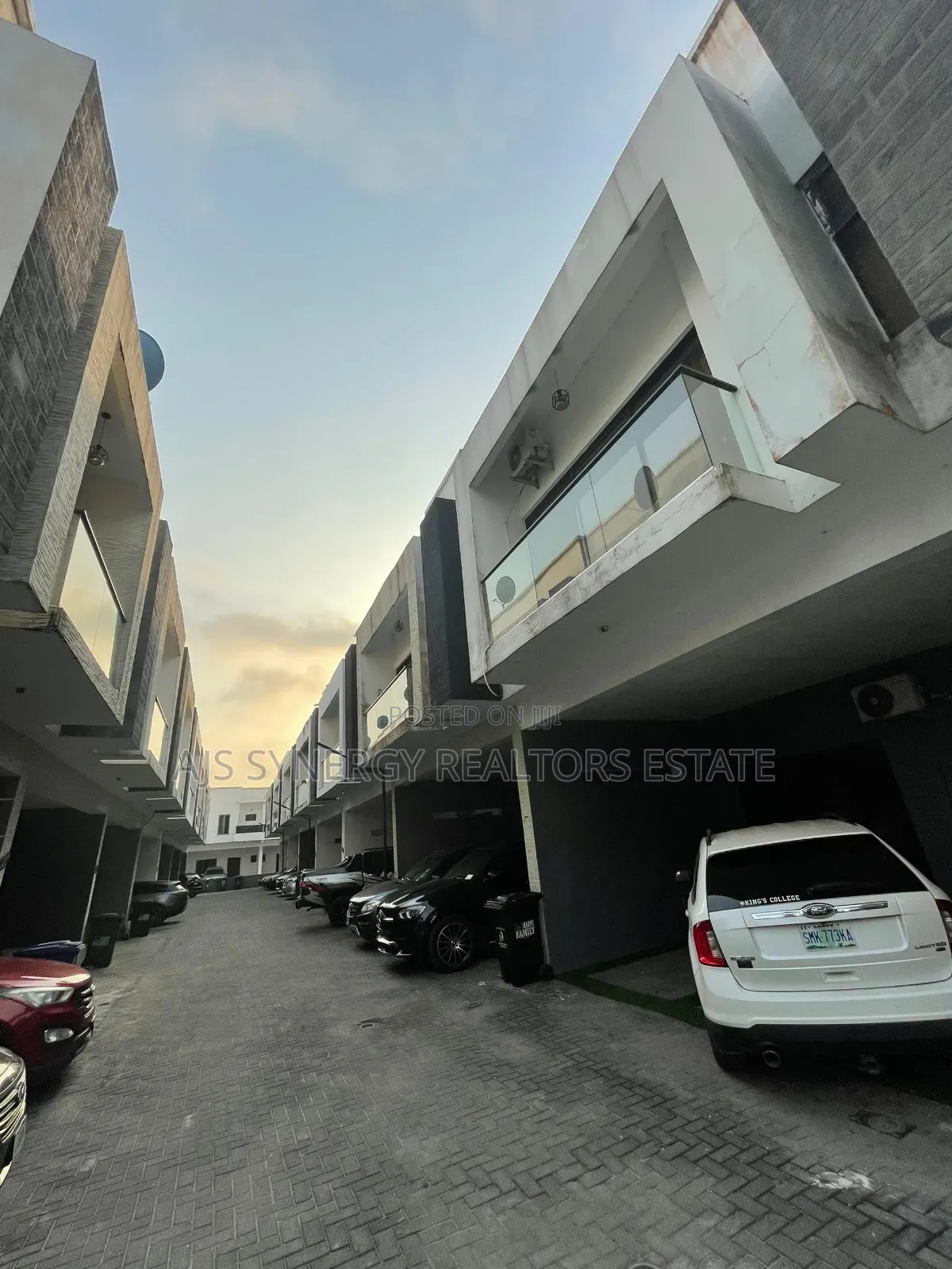 4bdrm Duplex in Chevron for sale in Chevron