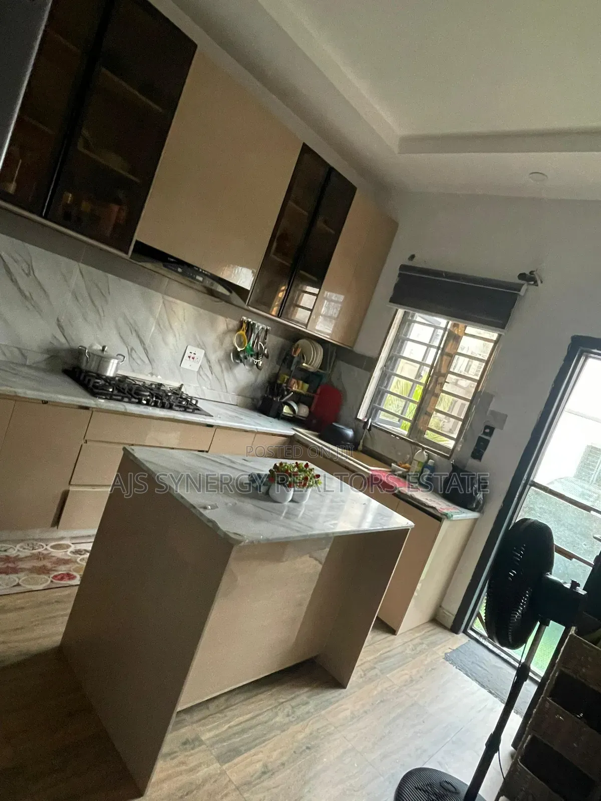 4bdrm Duplex in Chevron for sale in Chevron