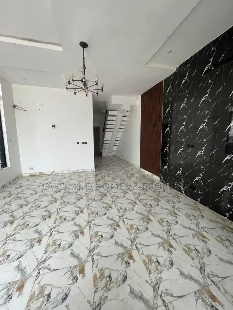 4bdrm Duplex in Ikota Estate for rent in Ikota