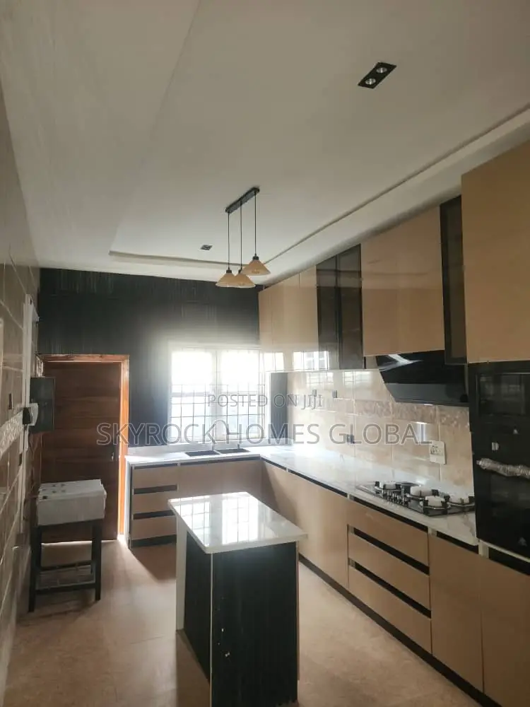 5bdrm Duplex in Idado for sale in Idado