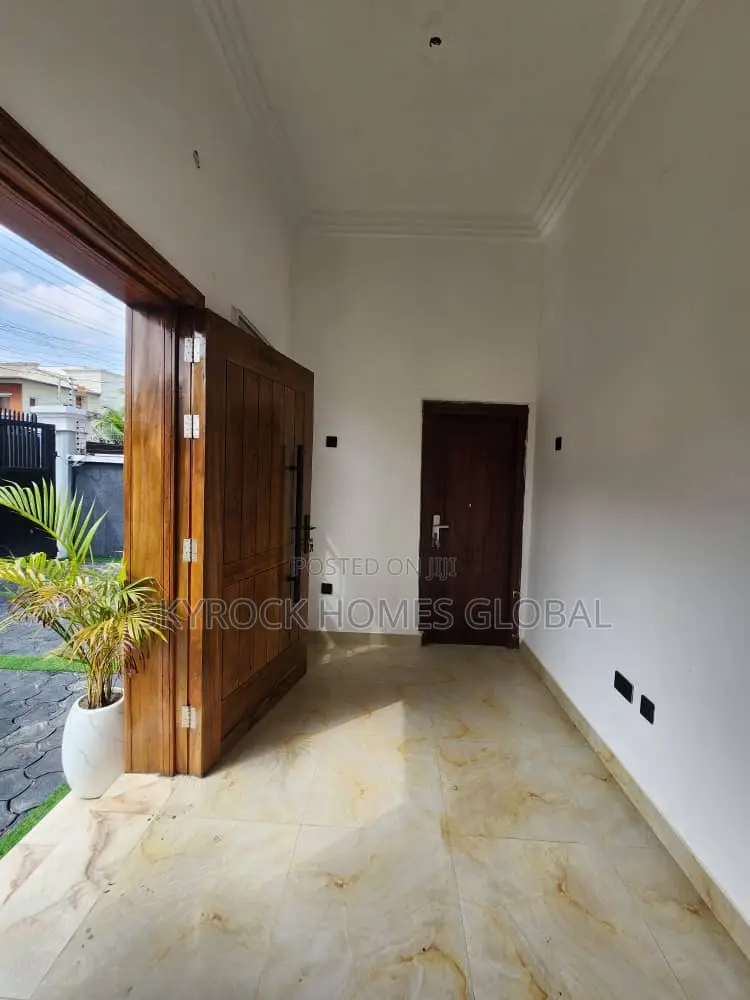 5bdrm Duplex in Idado for sale in Idado