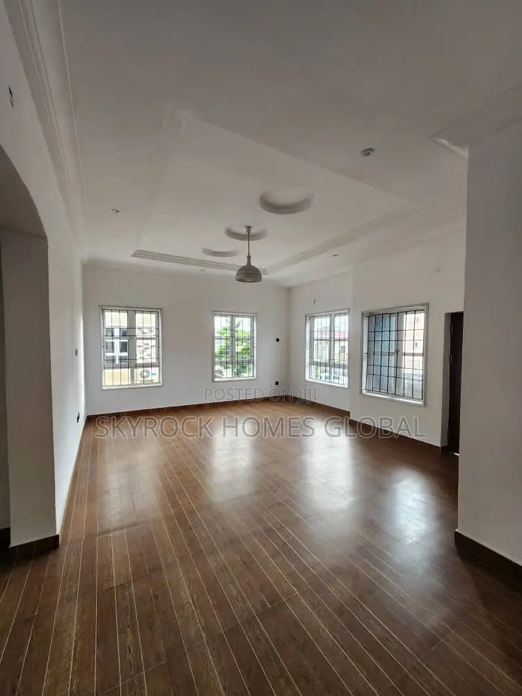5bdrm Duplex in Idado for sale in Idado