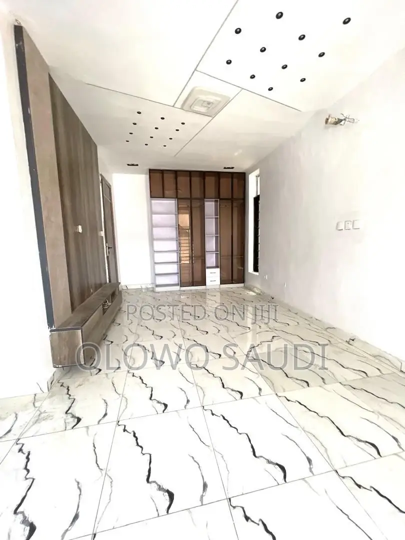 4bdrm Duplex in Ikota, for sale in Ikota