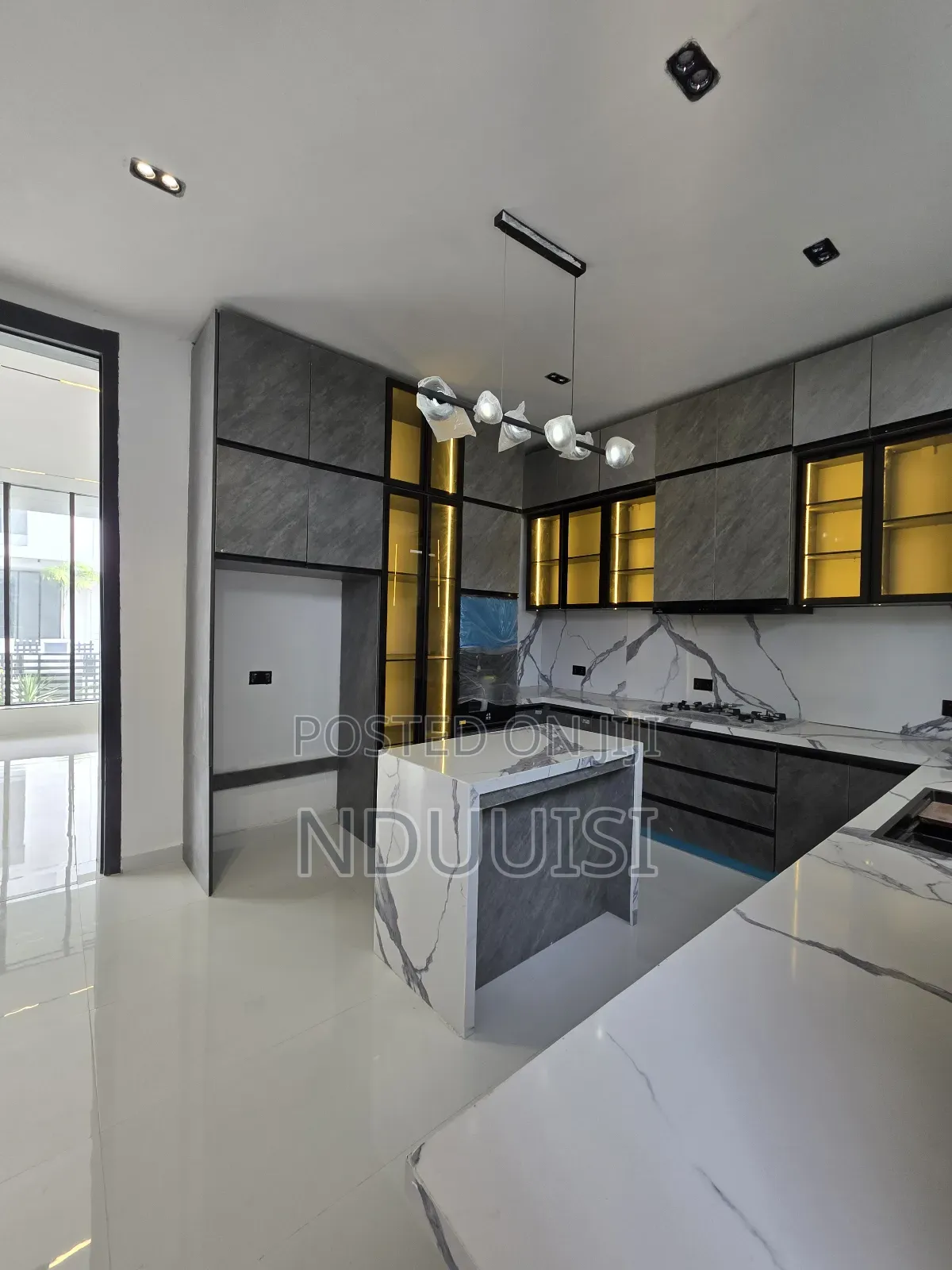 5bdrm Duplex in Hampton Island, Chevron for sale in Chevron