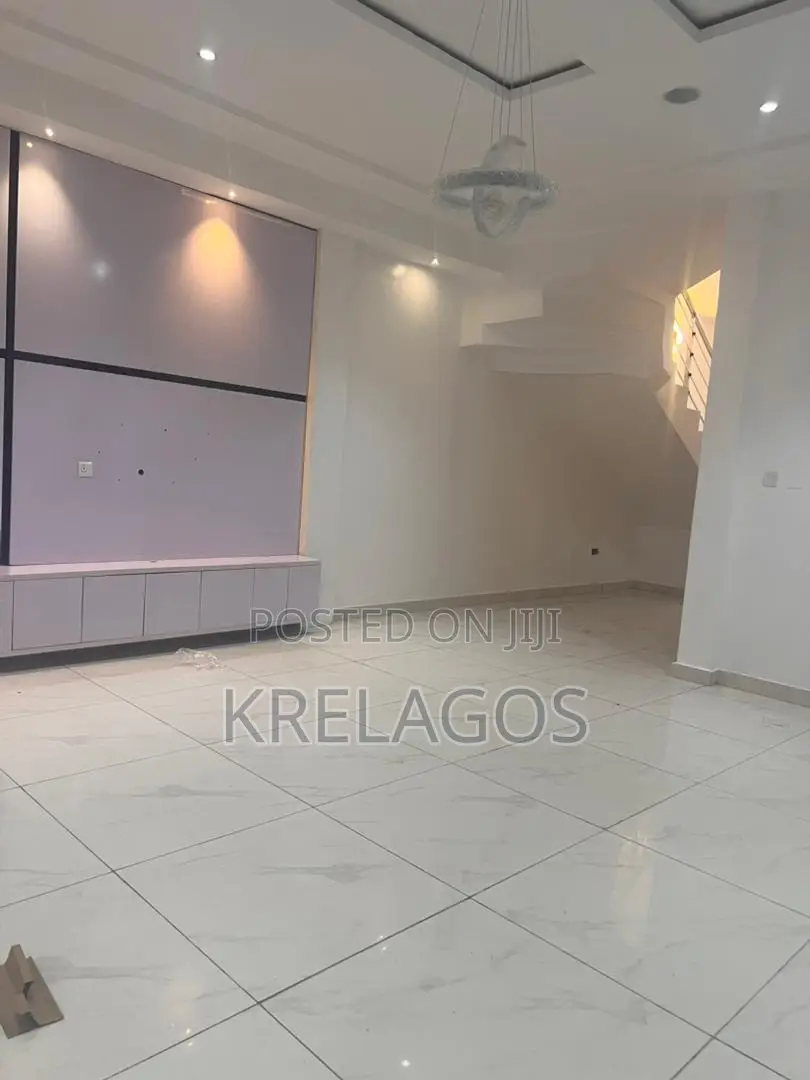 4bdrm Duplex in Chevron for rent in Chevron