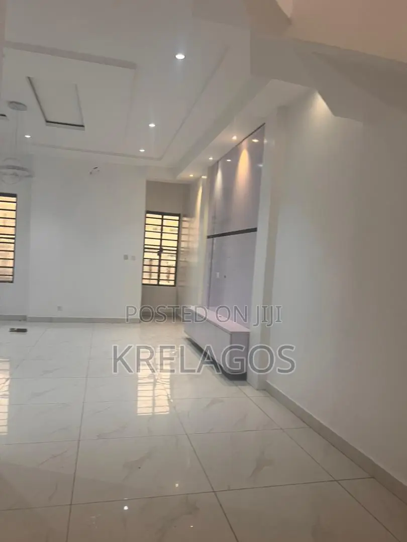 4bdrm Duplex in Chevron for rent in Chevron
