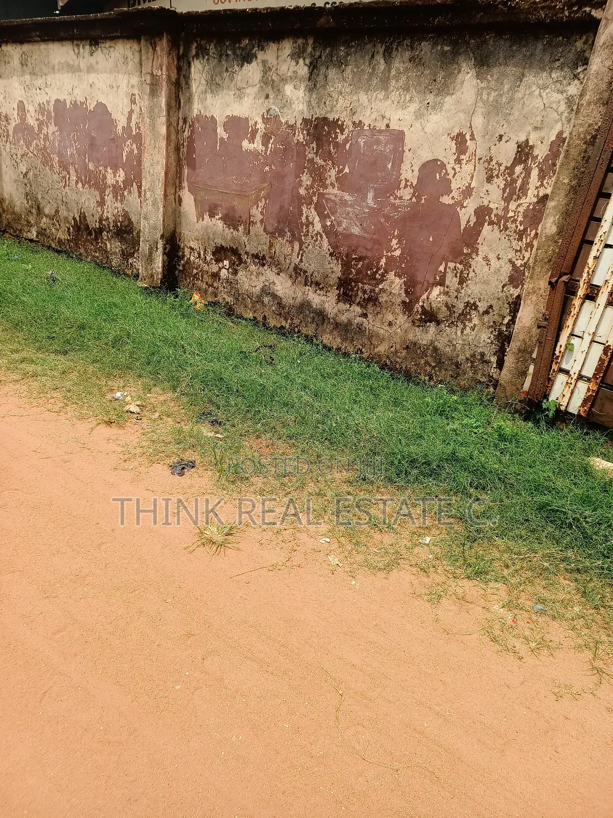 100/100 at Urora,Aduwawa Close to the Tarred Road for Sale in Benin City