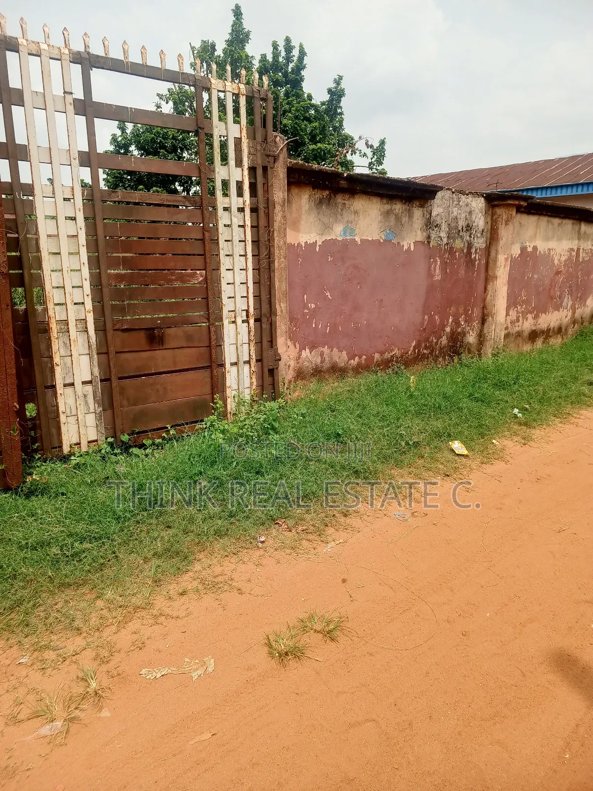100/100 at Urora,Aduwawa Close to the Tarred Road for Sale in Benin City