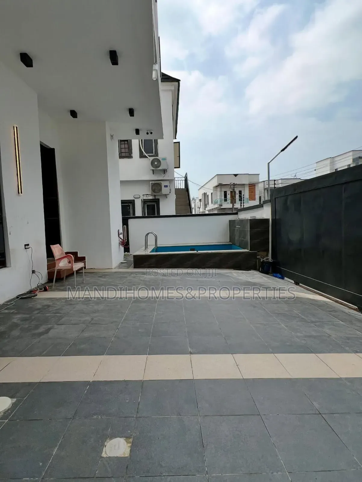 5bdrm Duplex in Ikota for sale in Ikota