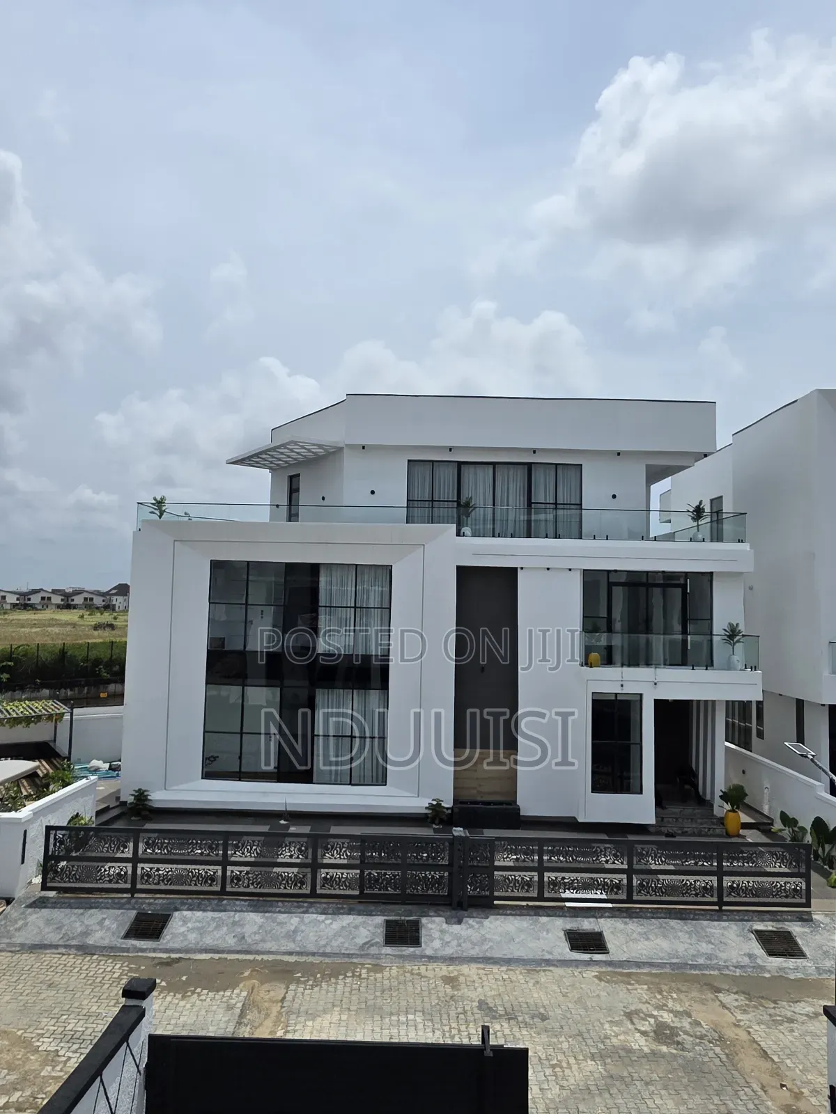 5bdrm Duplex in Chevron for sale in Chevron