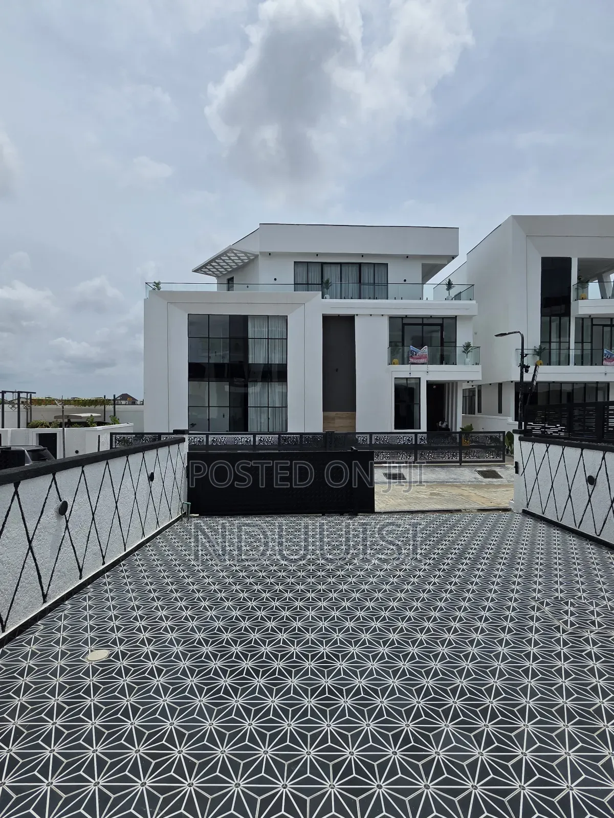 5bdrm Duplex in Chevron for sale in Chevron