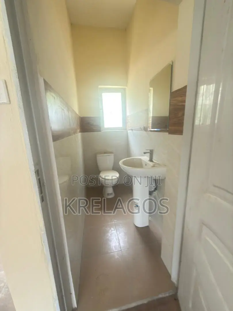 1bdrm Duplex in Chevron for sale in Chevron