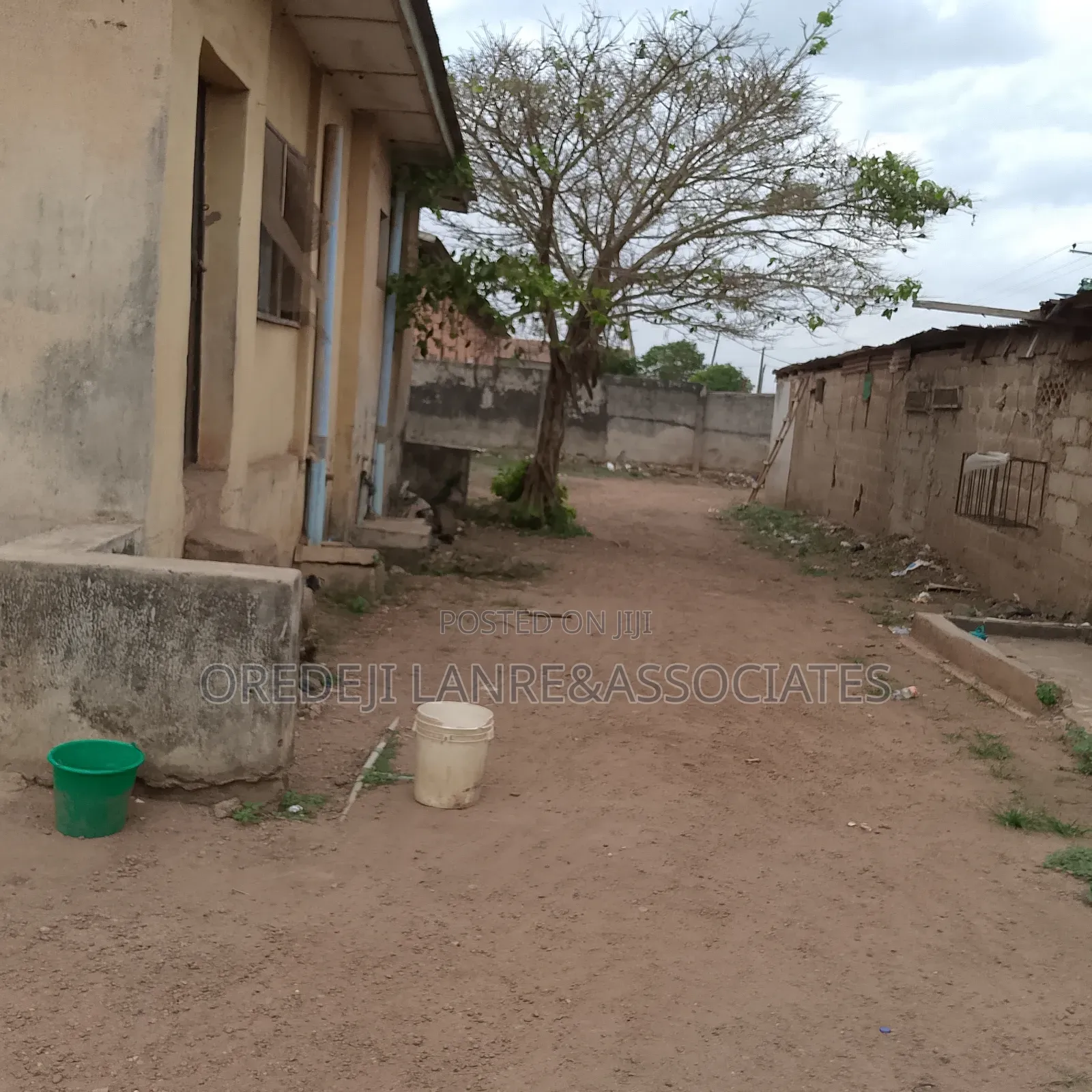 A Prime Multi-Purpose Commercial 1220sqm Property for Sale. in Iju