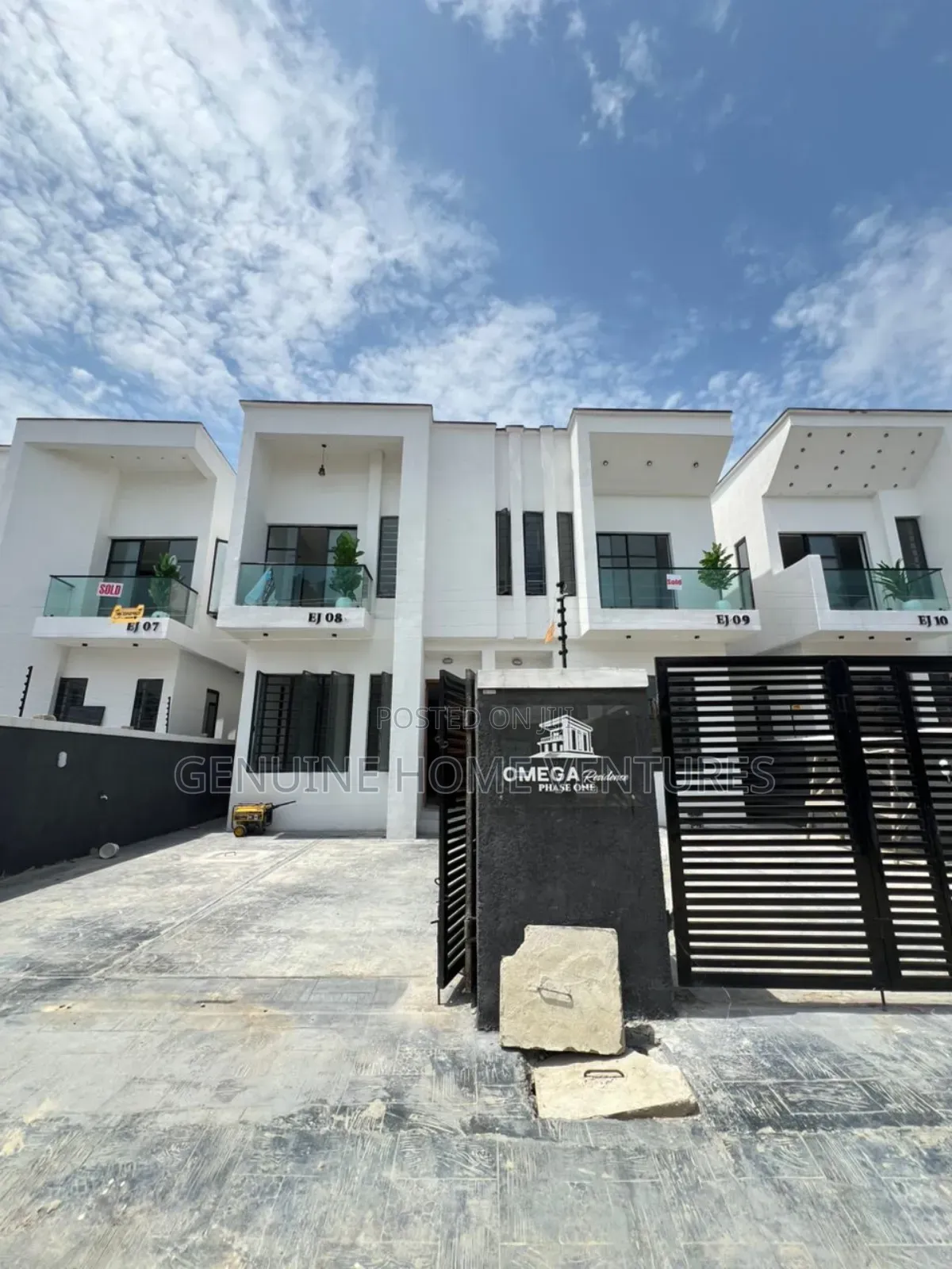 4bdrm Duplex in Ikota for sale in Ikota