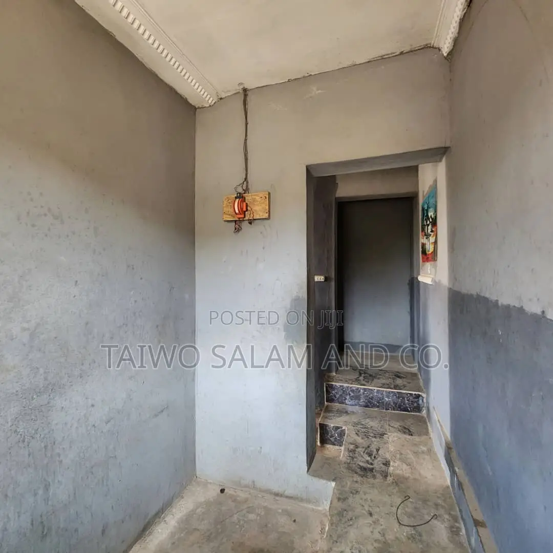 2bdrm Block of Flats in Iwo Road for sale in Iwo Road