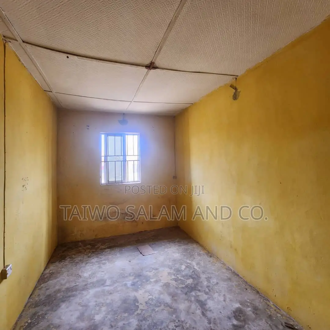 2bdrm Block of Flats in Iwo Road for sale in Iwo Road