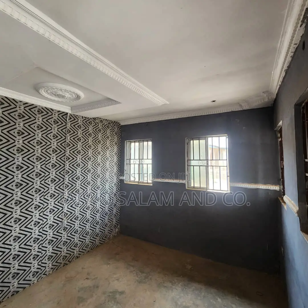 2bdrm Block of Flats in Iwo Road for sale in Iwo Road