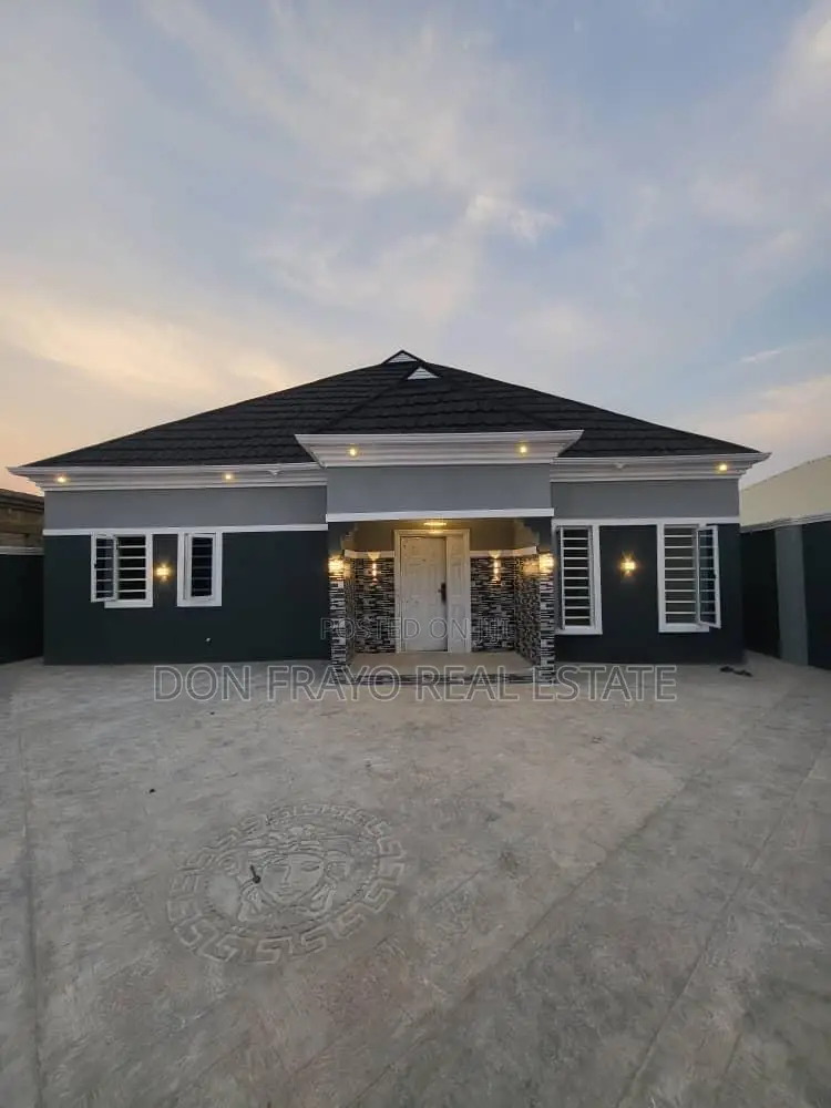 3bdrm Bungalow in Success Estate Elebu, Akala Express for sale in Akala Express