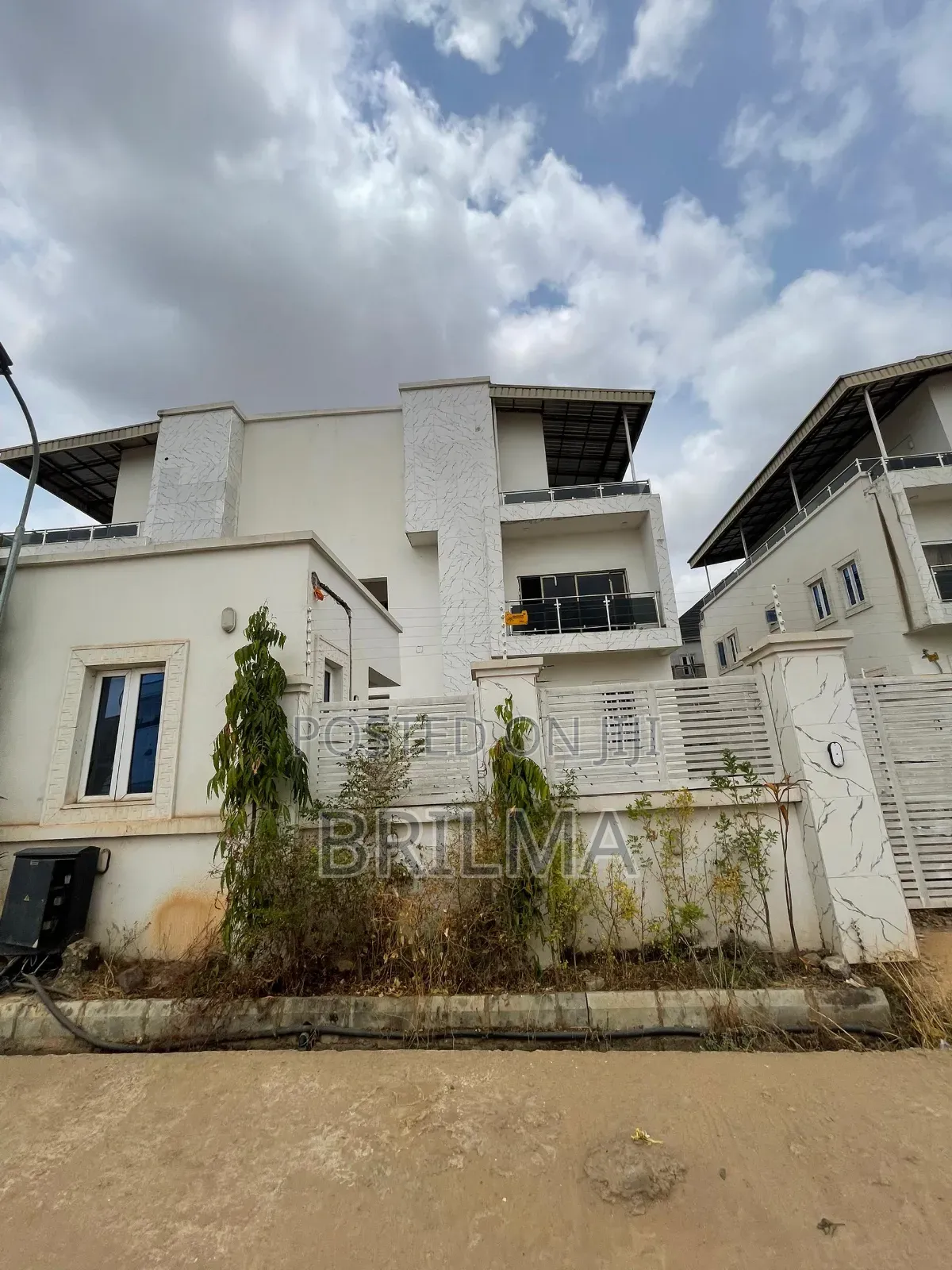 5bdrm Duplex in Life Camp for sale in Life Camp