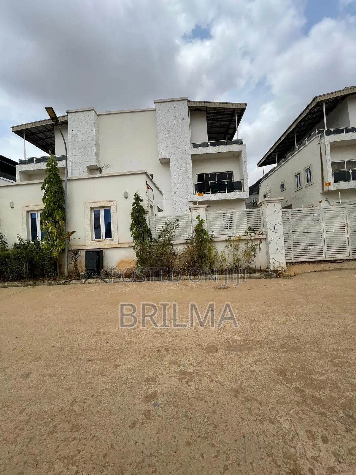 5bdrm Duplex in Life Camp for sale in Life Camp