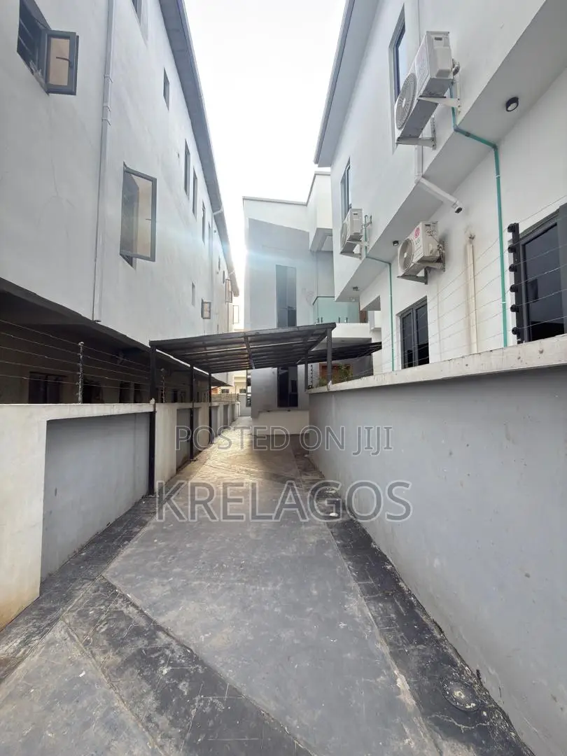 4bdrm Duplex in Chevron for rent in Chevron