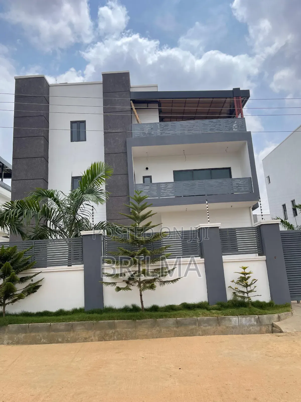 Furnished 5bdrm Duplex in Life Camp for sale in Life Camp