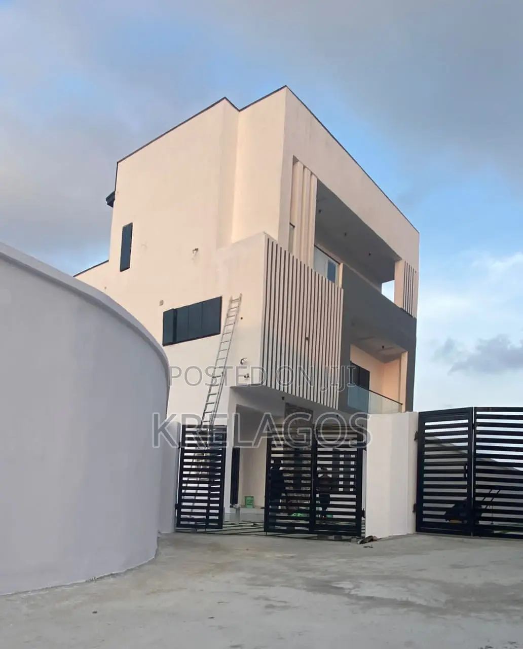 4bdrm Duplex in Orchid, Chevron for sale in Chevron