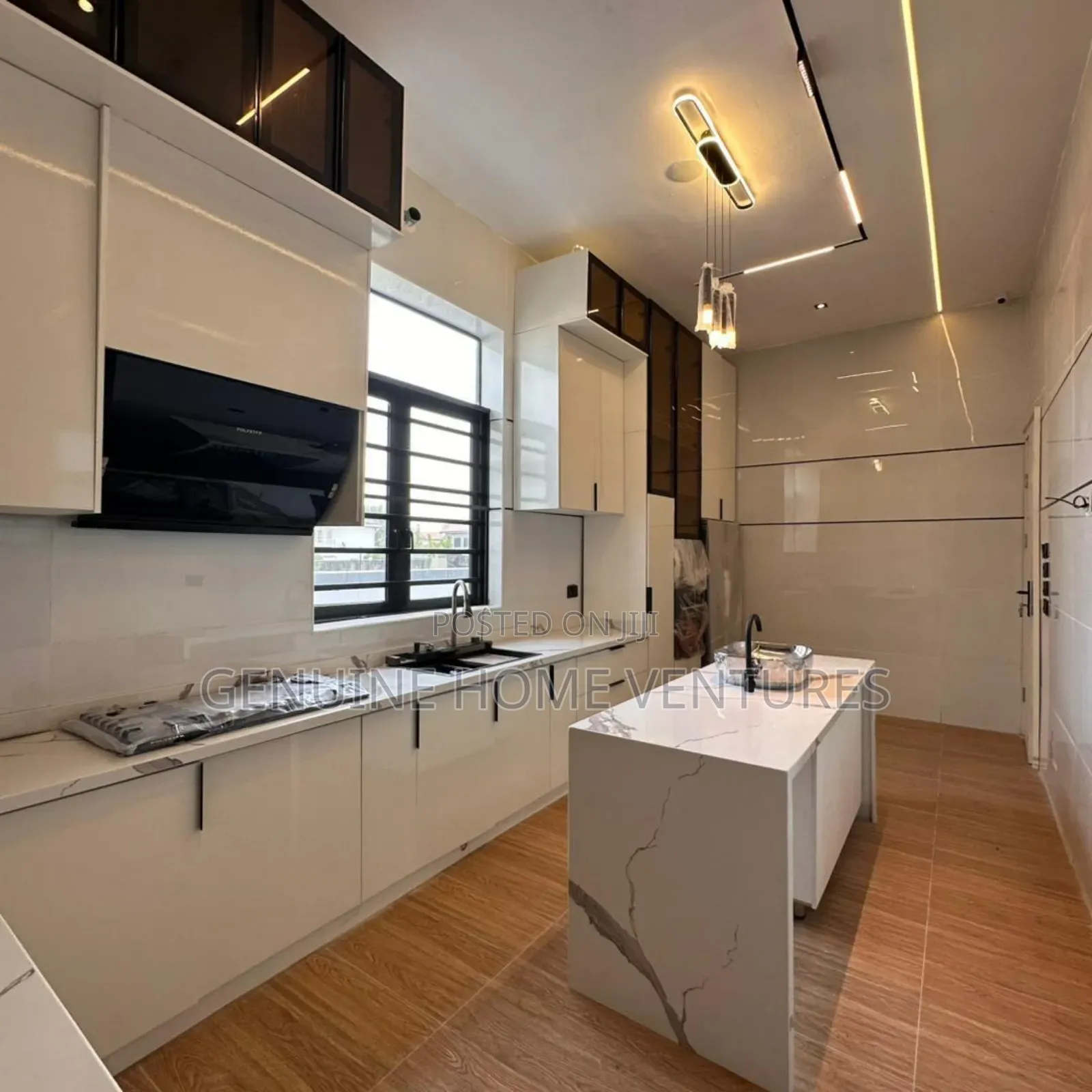 5bdrm Duplex in Orchid, Chevron for sale in Chevron
