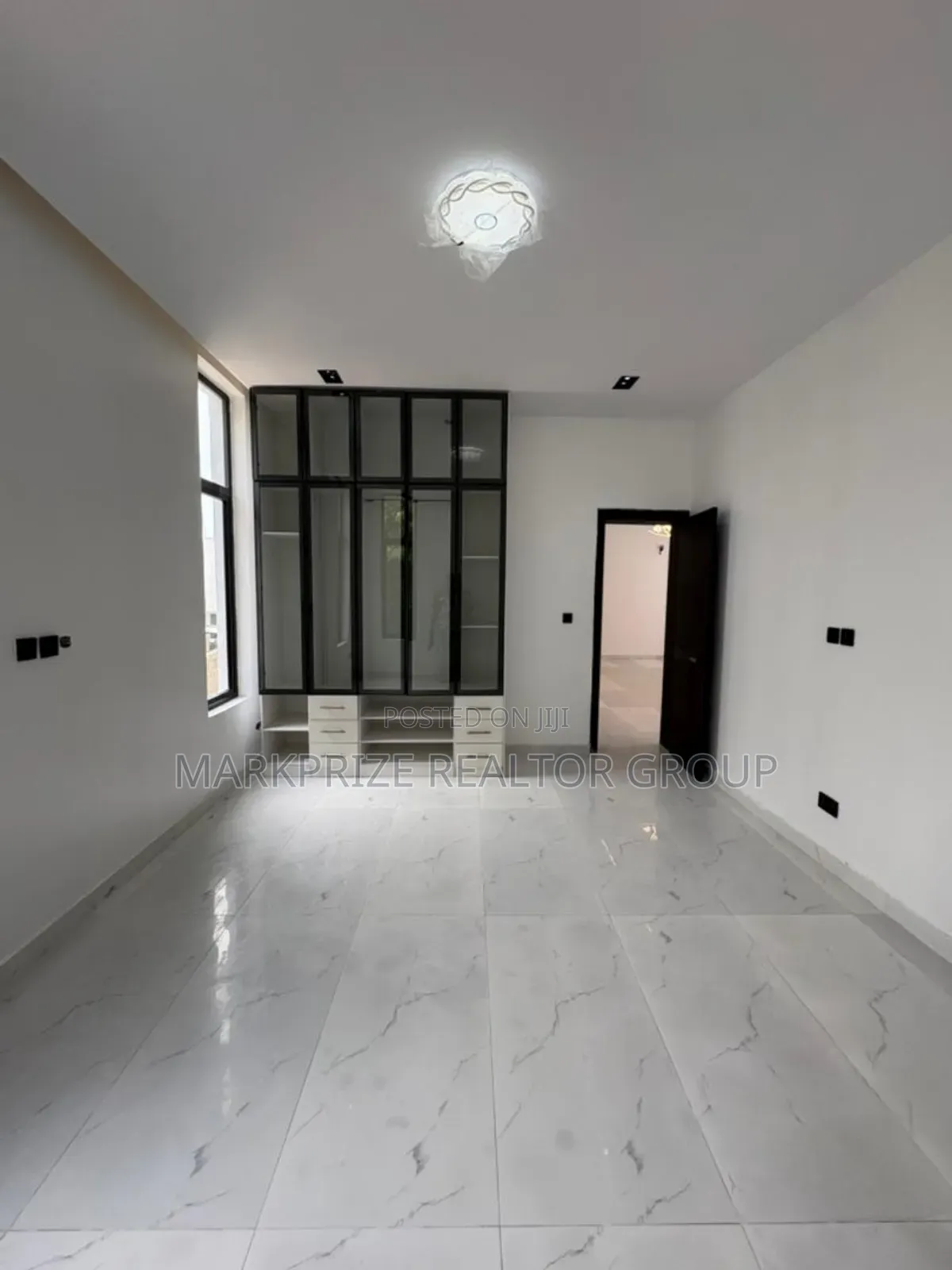 Furnished 5bdrm Duplex in Chevron for sale in Chevron