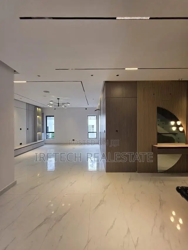 5bdrm Duplex in Secured Estate Lekki for sale in Lekki Phase 1