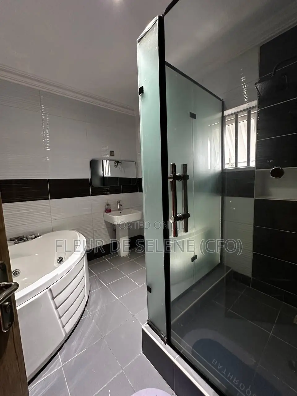 Luxurious 5 Bedroom Duplex (Self Compound) in Agungi