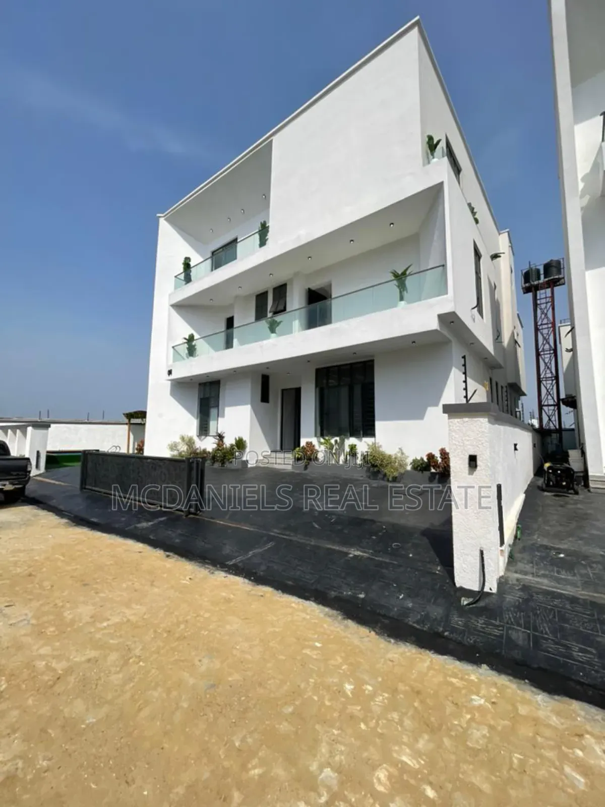 5bdrm Duplex in Chevron for sale in Chevron