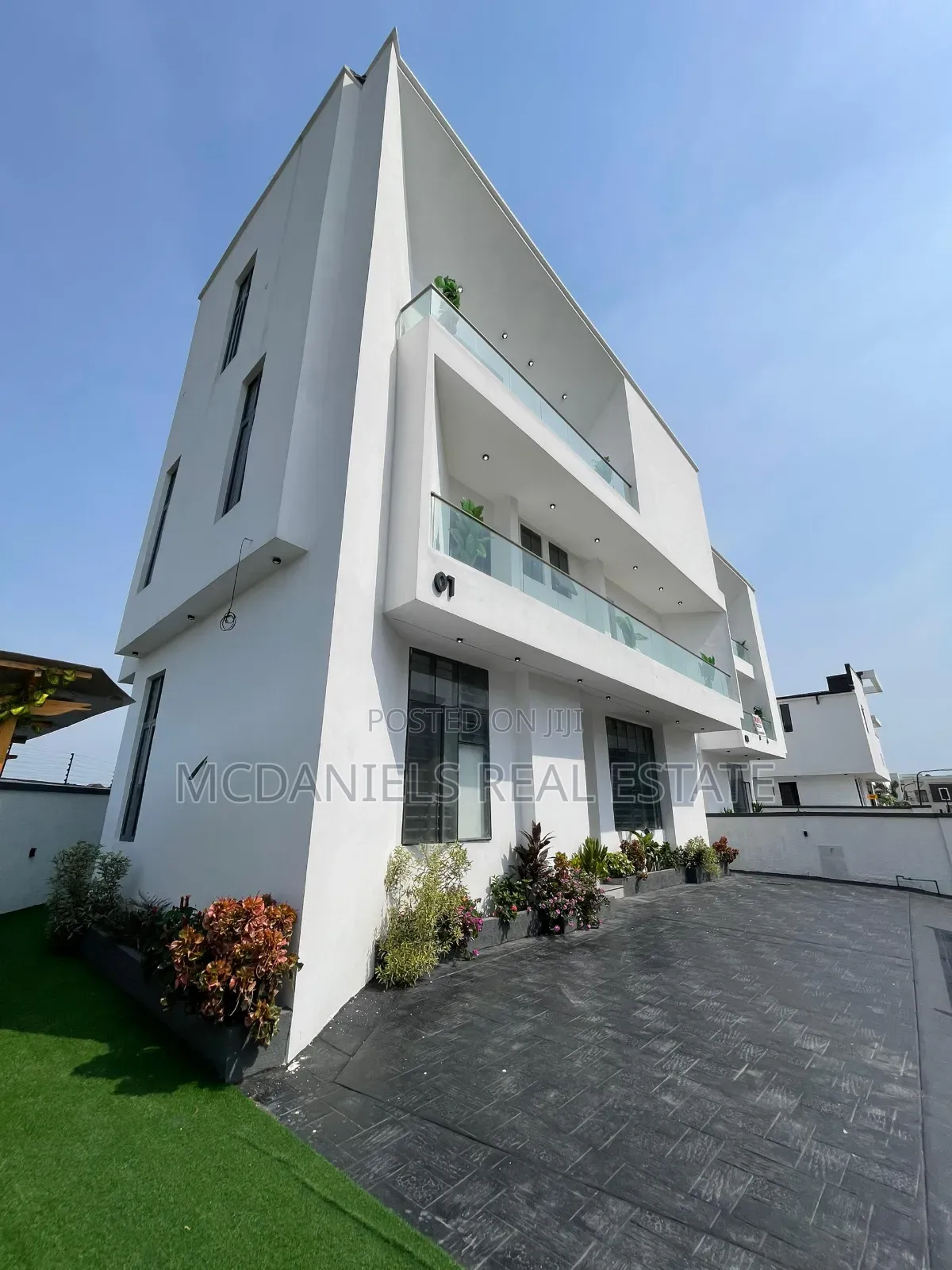 5bdrm Duplex in Chevron for sale in Chevron