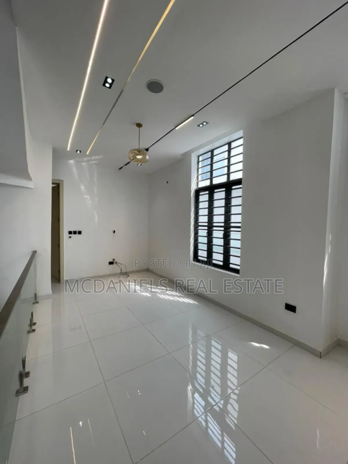 5bdrm Duplex in Chevron for sale in Chevron