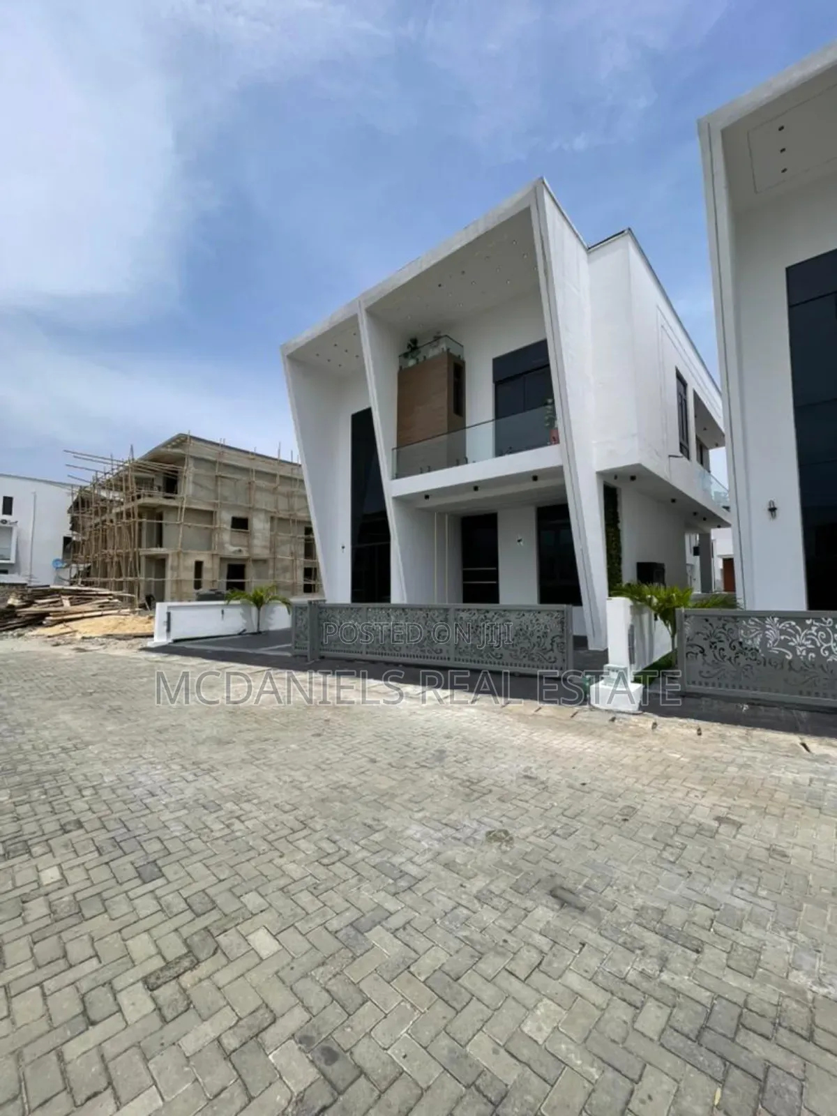 5bdrm Duplex in Chevron for sale in Chevron