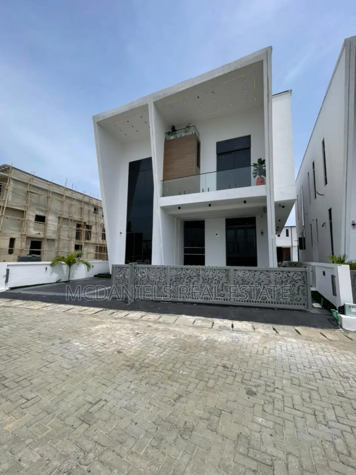 5bdrm Duplex in Chevron for sale in Chevron