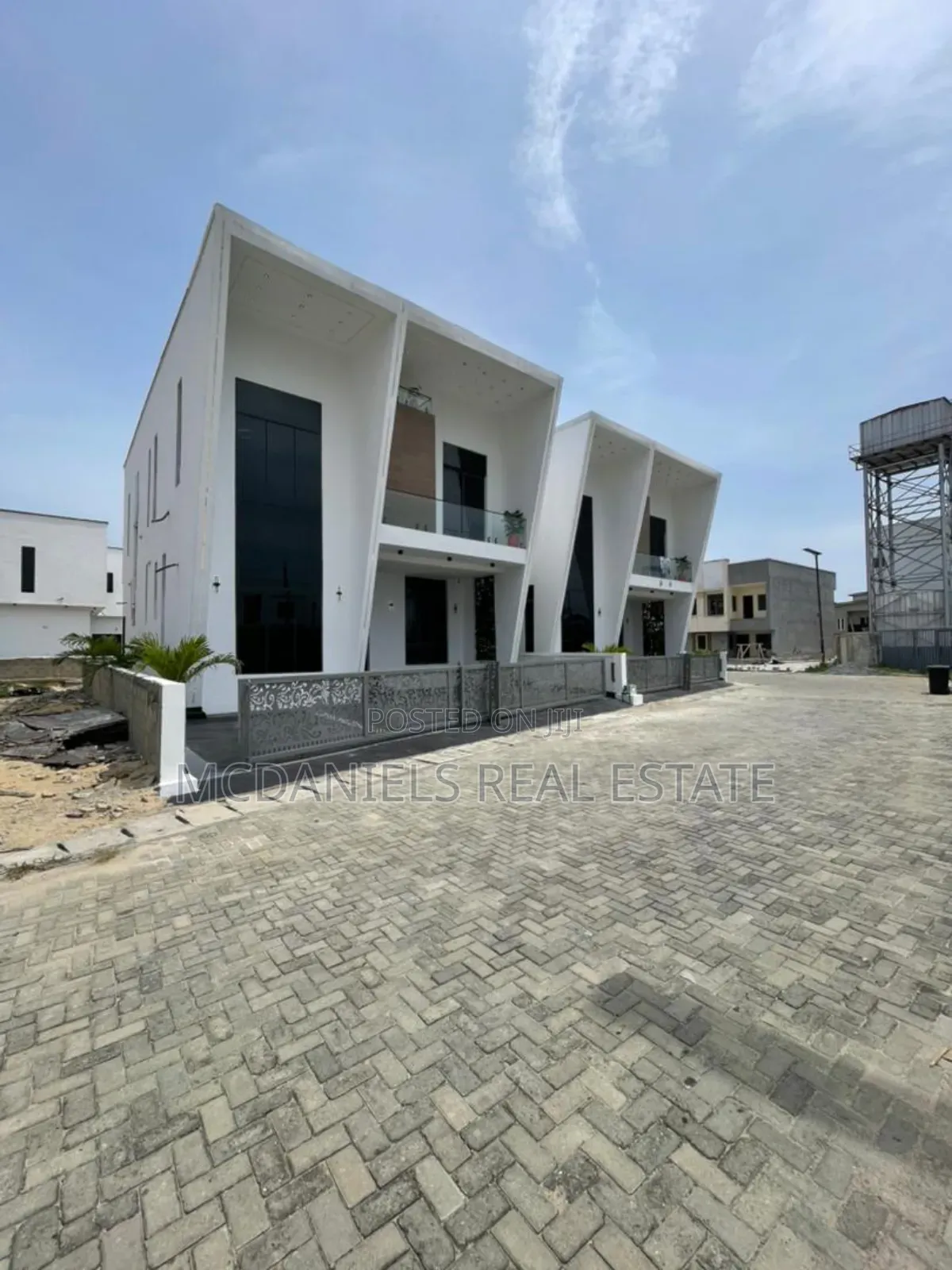 5bdrm Duplex in Chevron for sale in Chevron