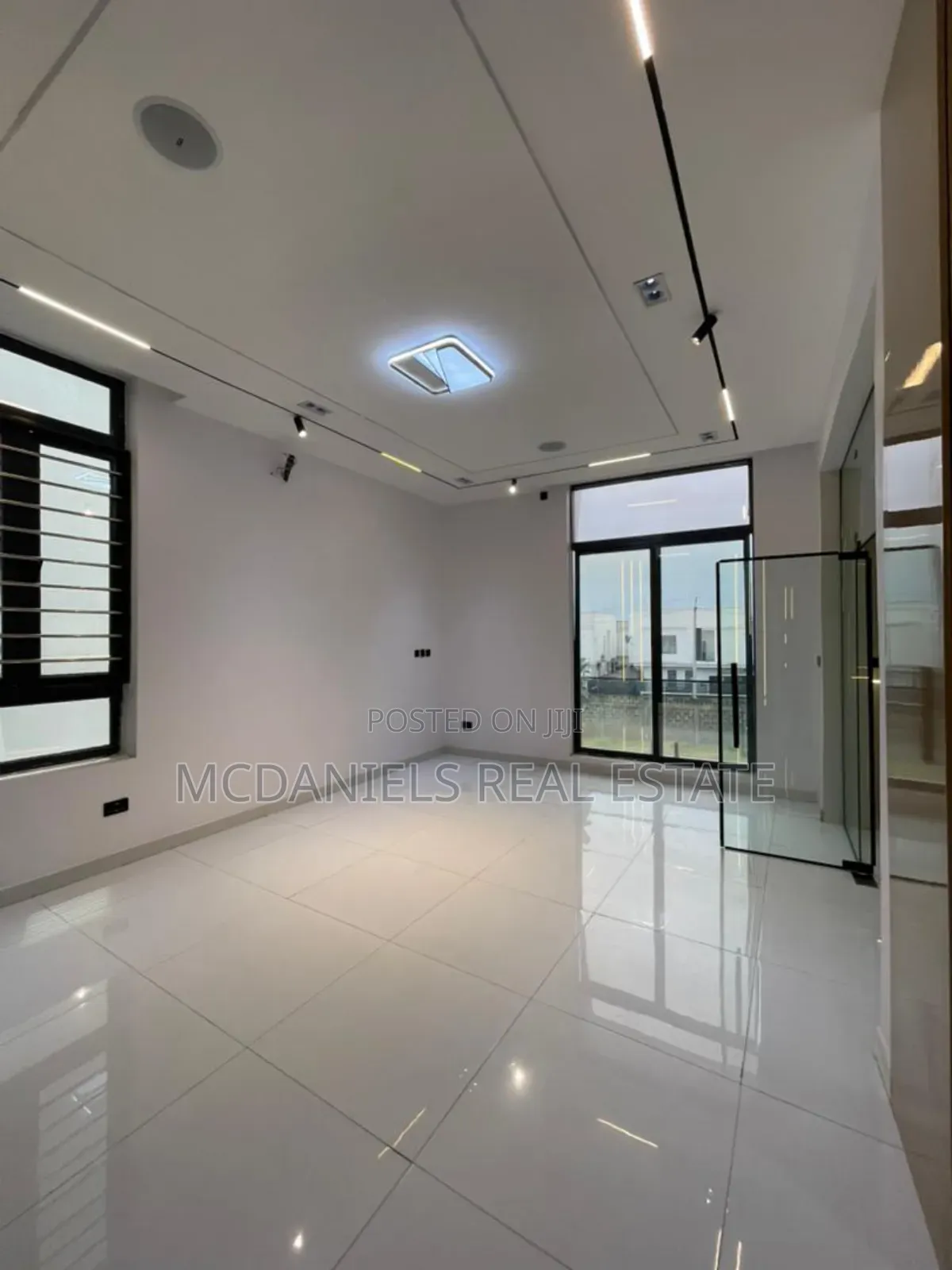 5bdrm Duplex in Chevron for sale in Chevron