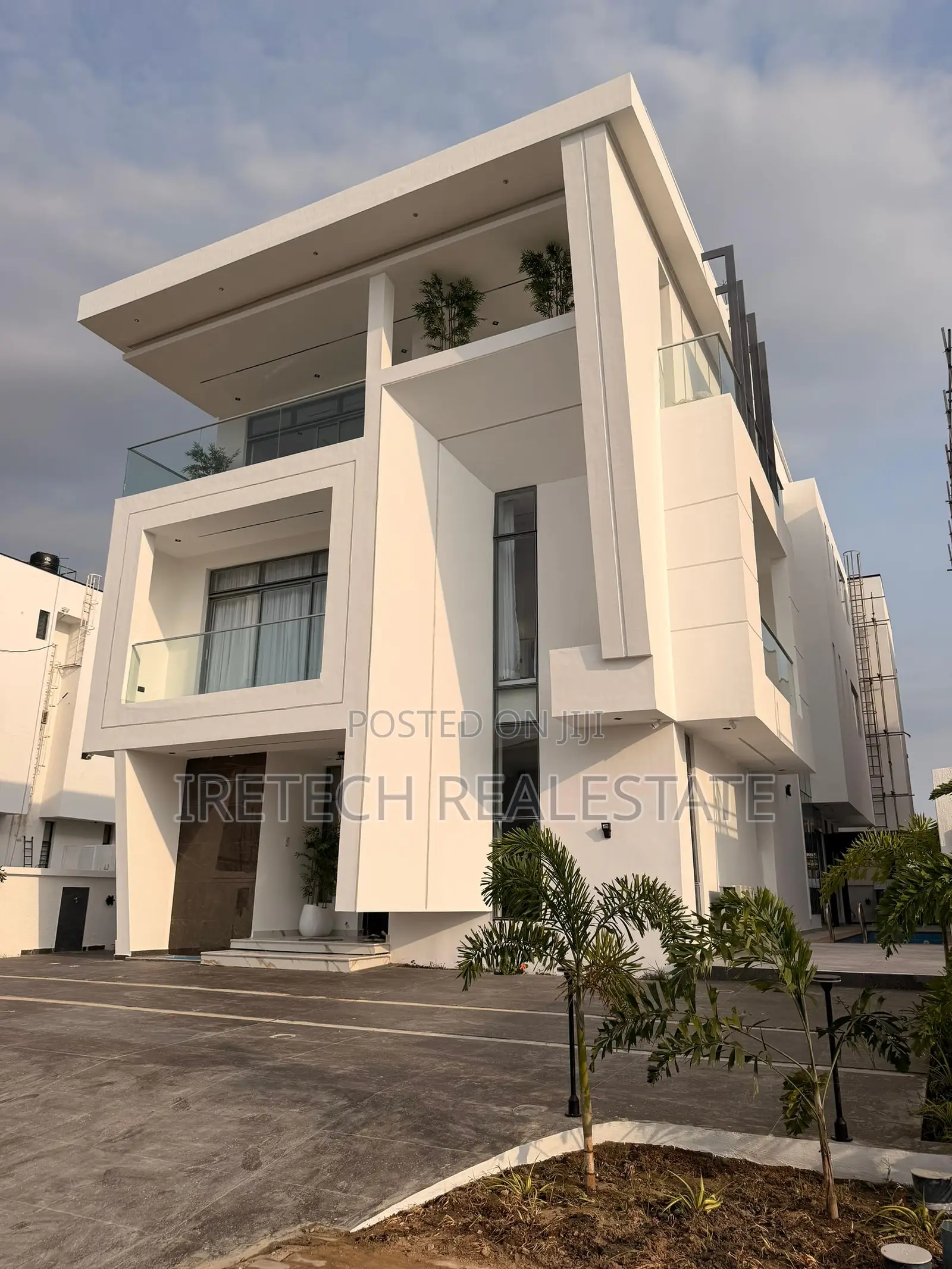 5bdrm Duplex in Ikate Hampton Estate for sale in Ikate
