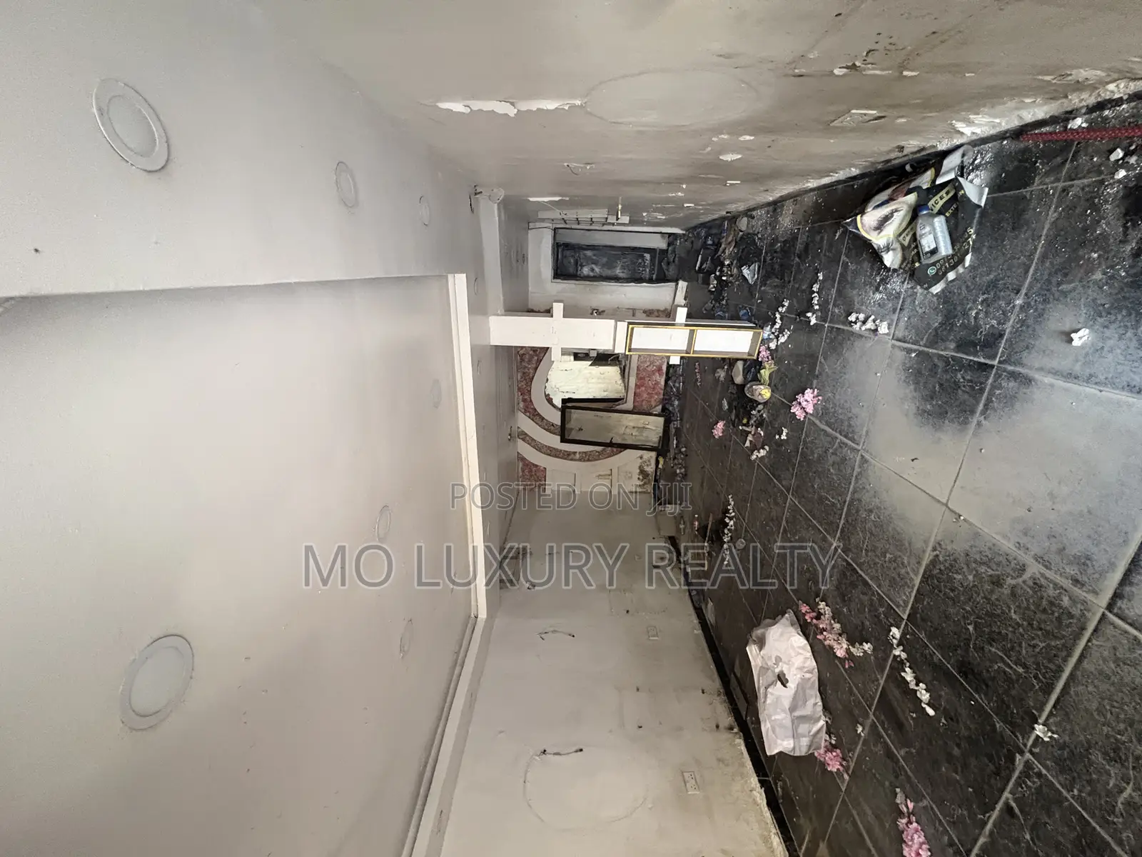 70sqm Shop Shop Space With a Room in Ikate